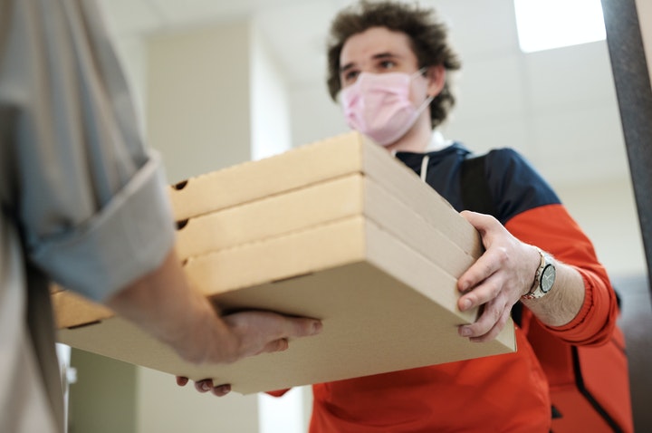 entregador de delivery no condomínio