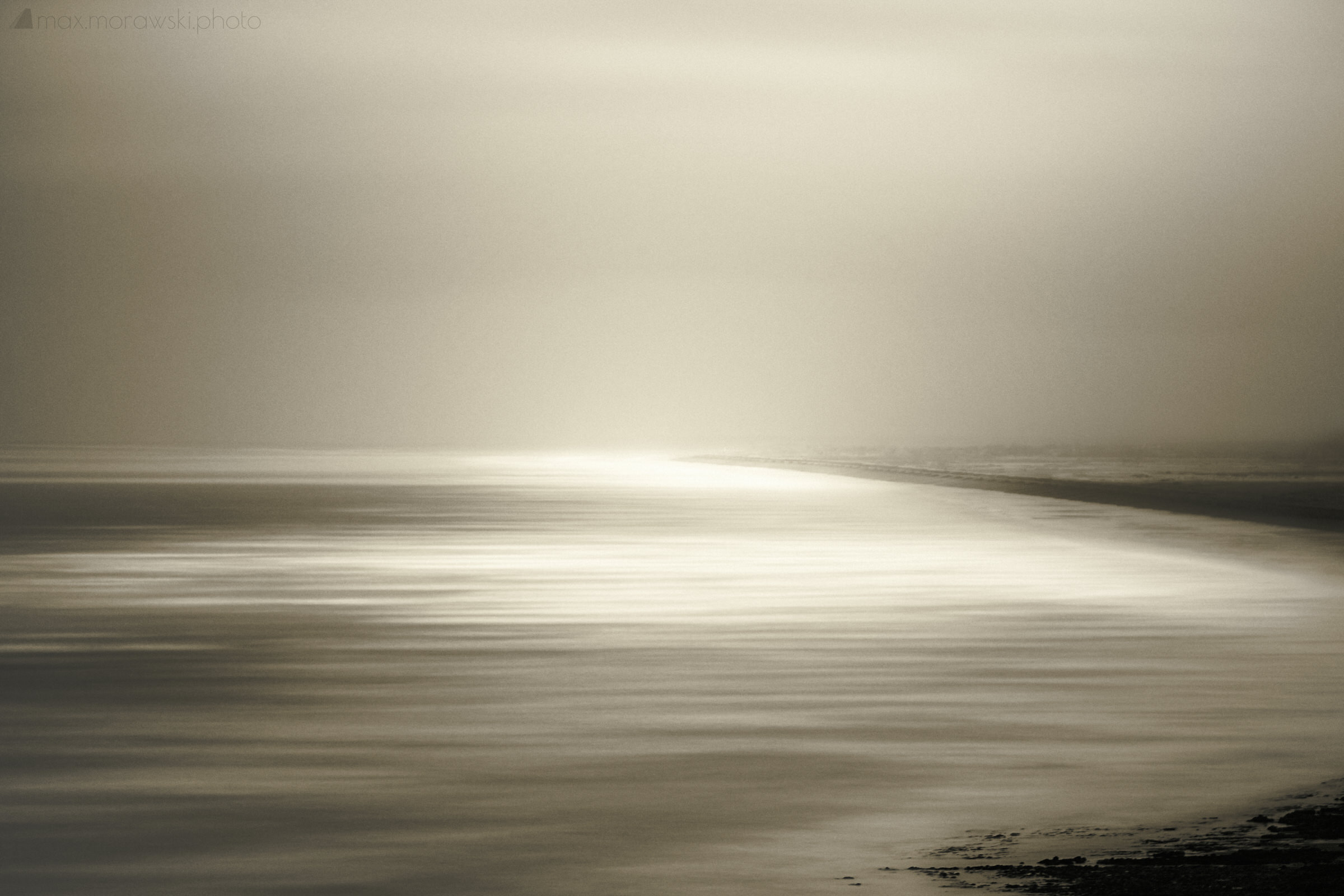 No borders and no end, free are the sea and the sky