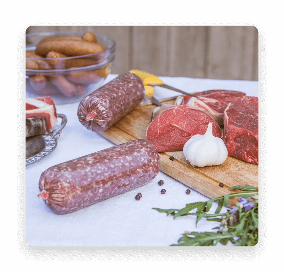 Fleisch auf Holzbrett