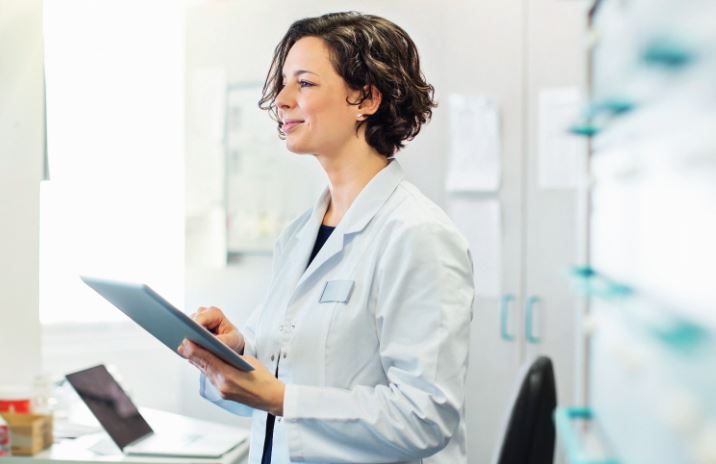 Apotheker bekijkt voortgang op haar tablet