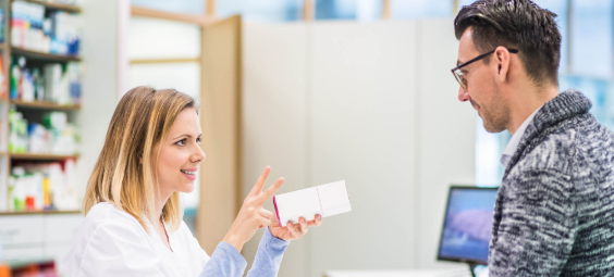 Openbare apotheker praat met een klant