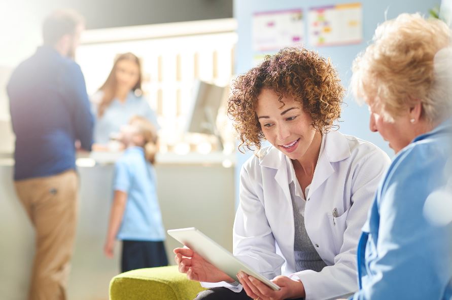Dokter praat met vrouw
