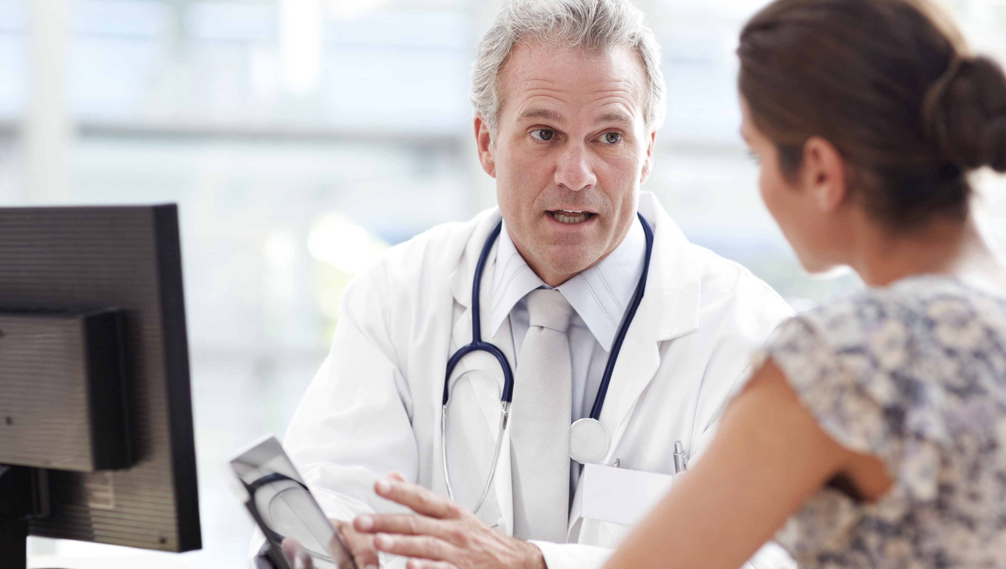 Dokter en vrouw praten over certificaten