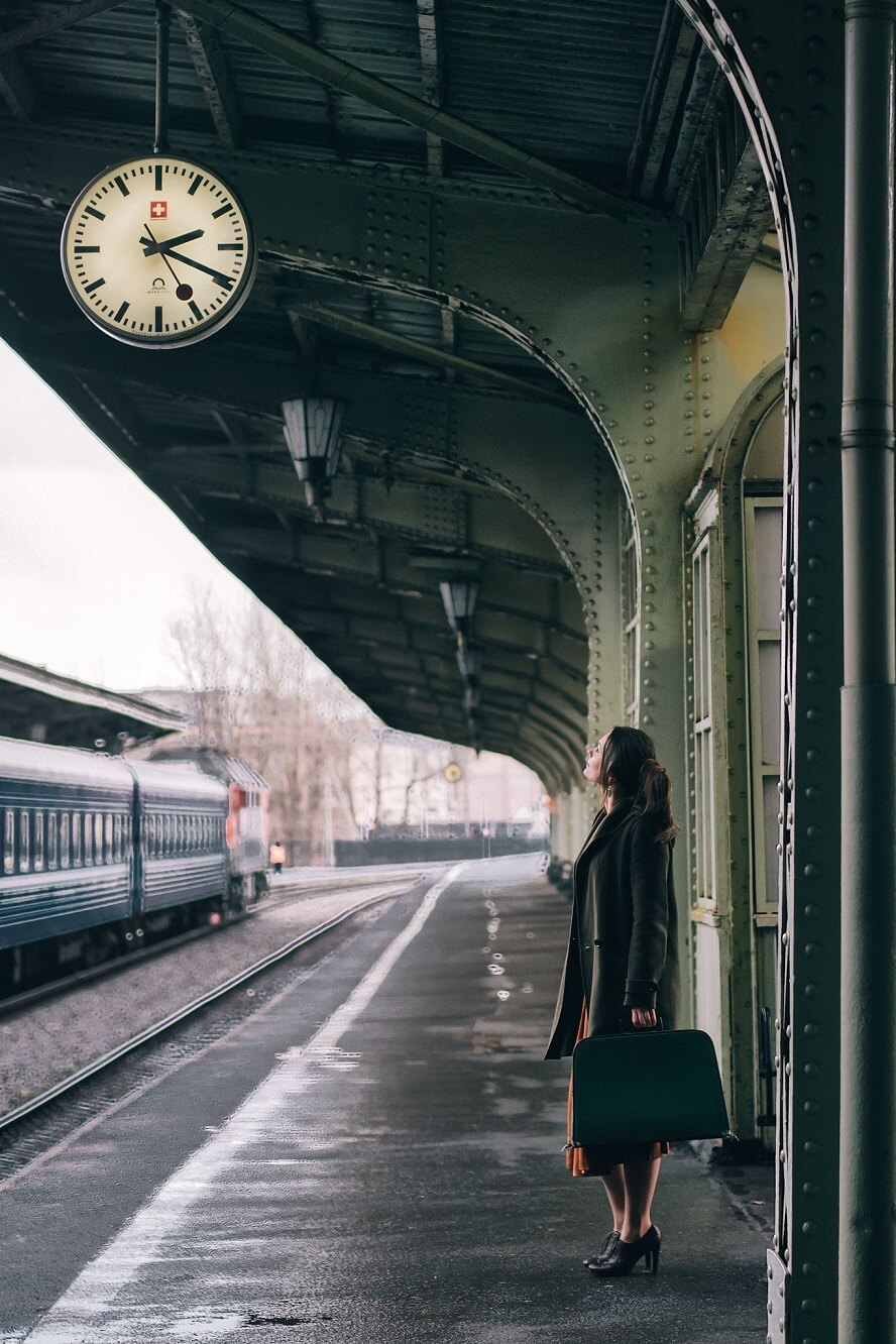 Woman at Vitebsky railway station, Saint Petersburg