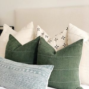 Luxus Schlafzimmer - Kissen in verschiedenen Farben. (grün, blau und weiß)
