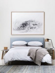 Luxus Schlafzimmer - Nachtisch mit Licht Kunstwerk über dem Bett