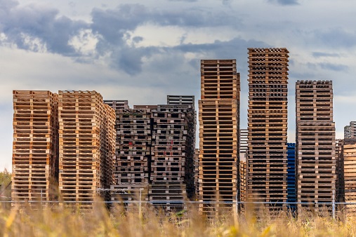 Europaletten in einem Logistizentrum