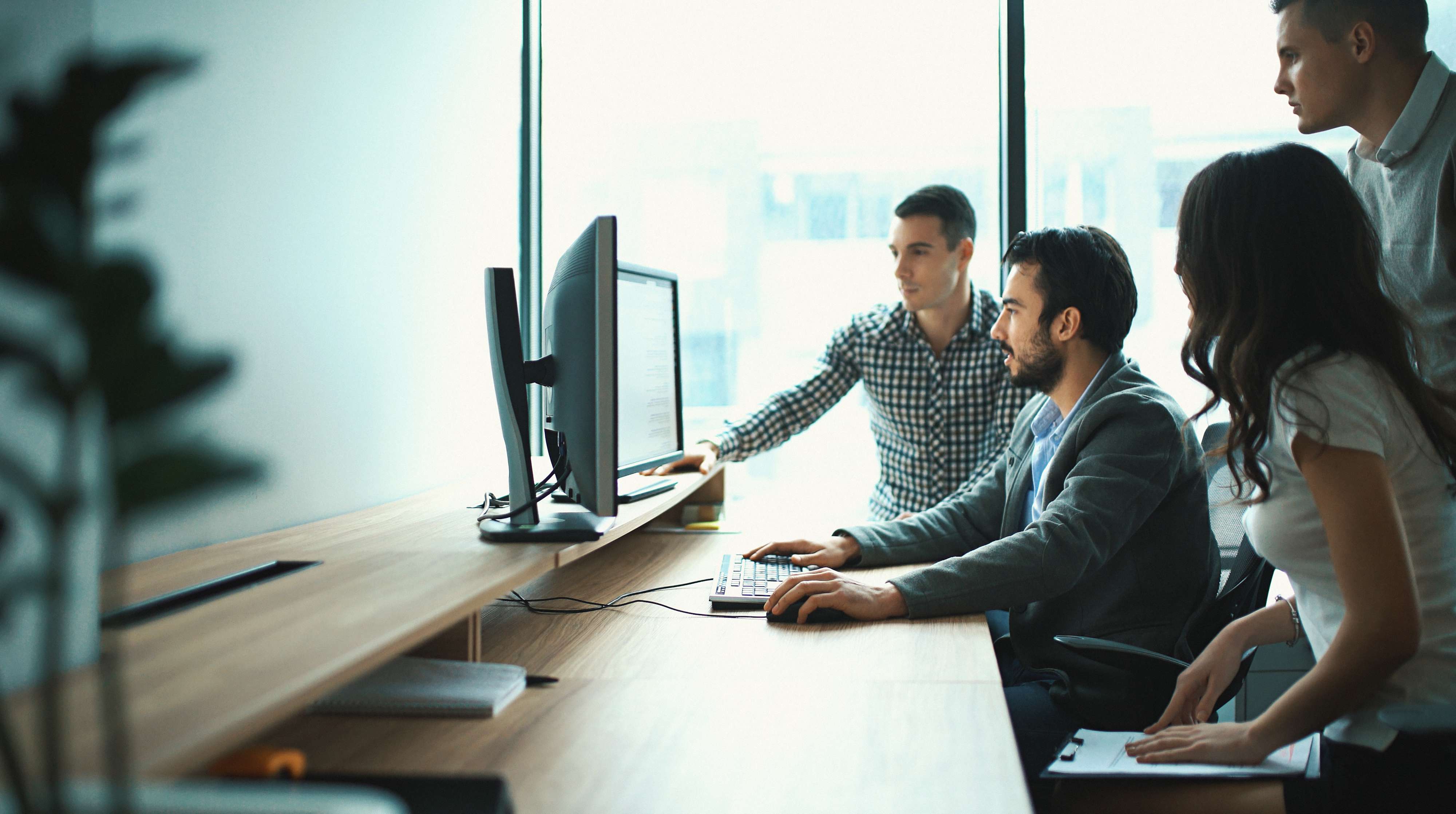 Team working in front of a screen