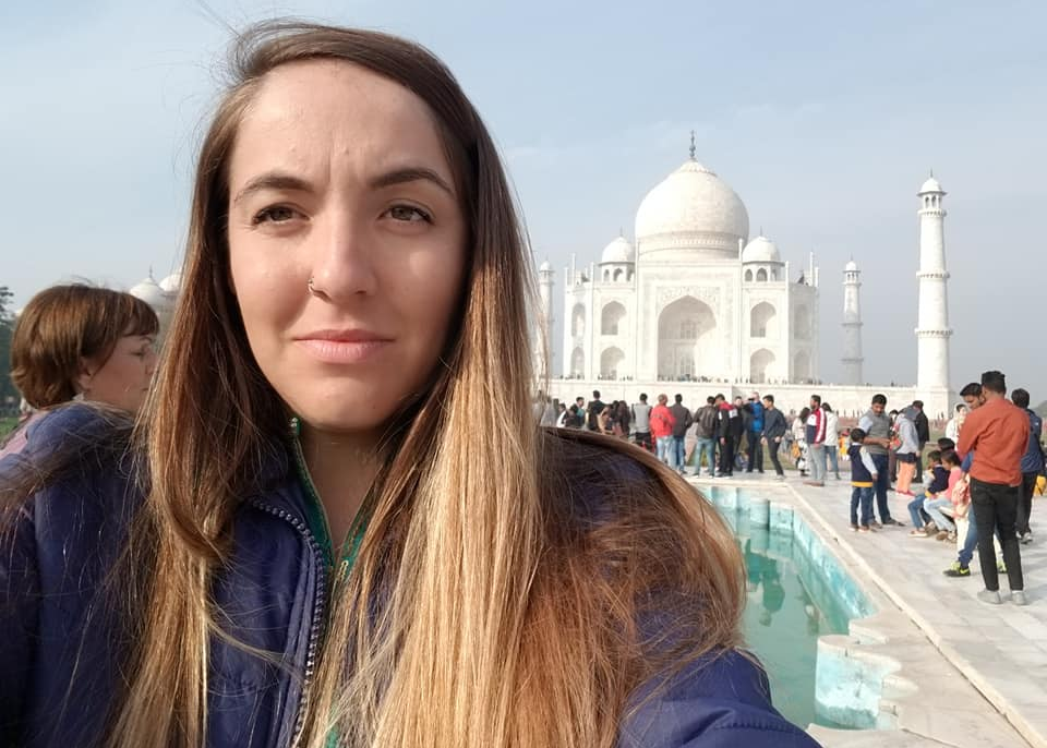 Keeley Byrnes in India standing in front of the Taj Mahal on a sunny day.