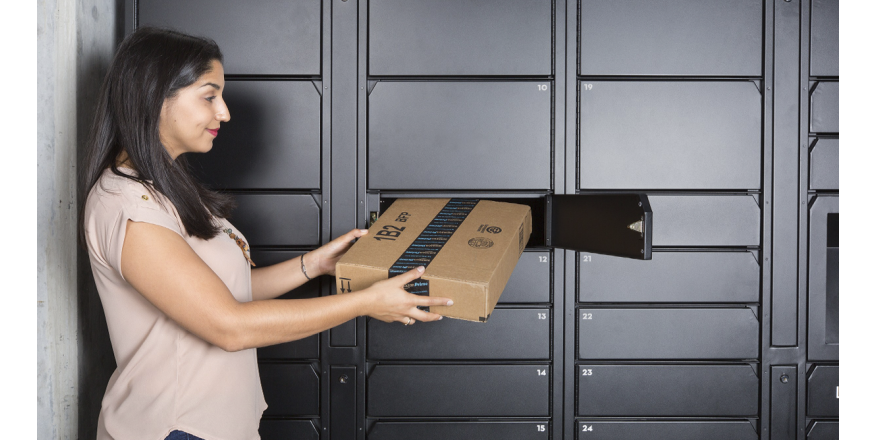 Moradora retira encomenda locker