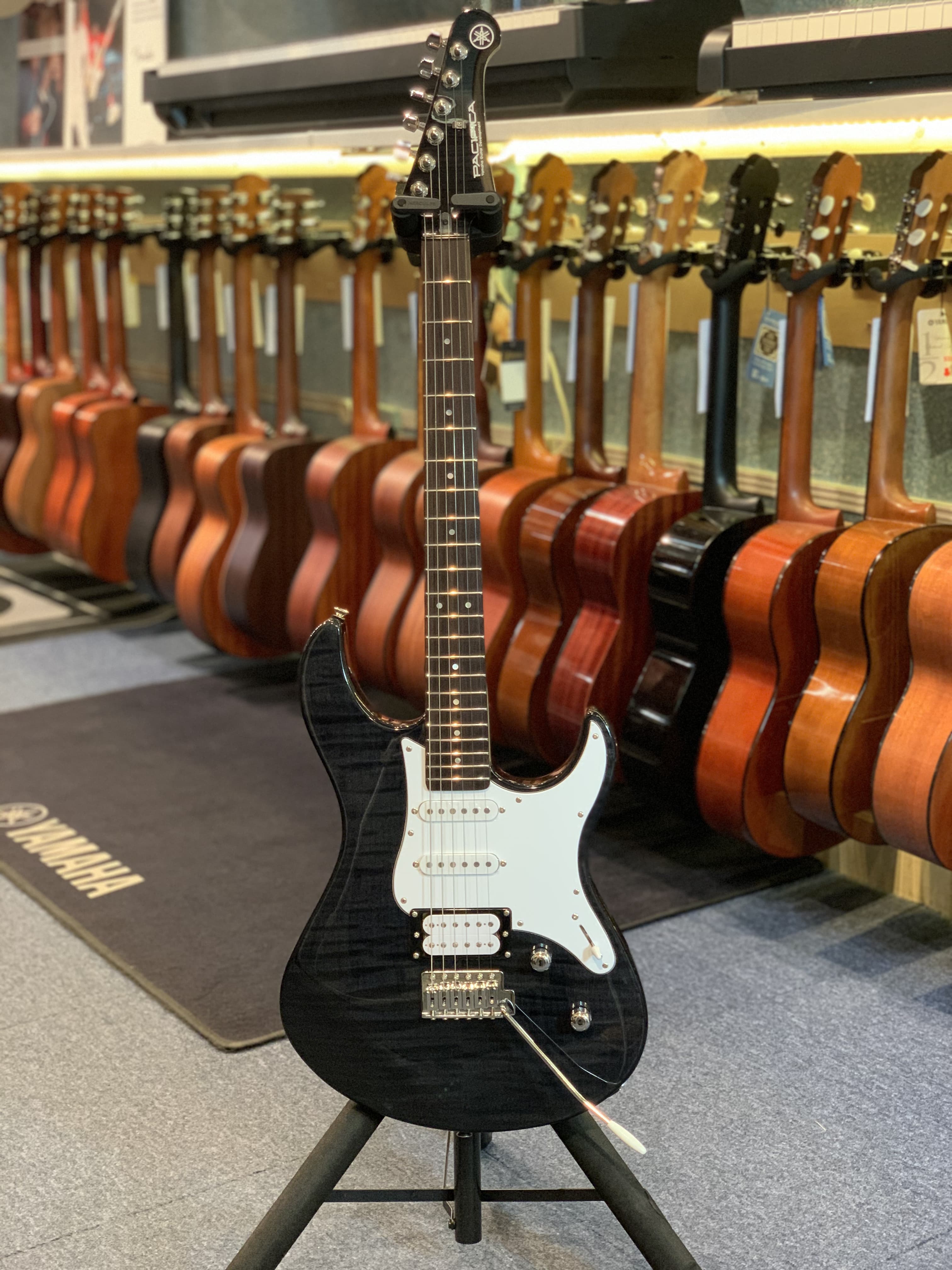 Yamaha PACIFICA 212V FM