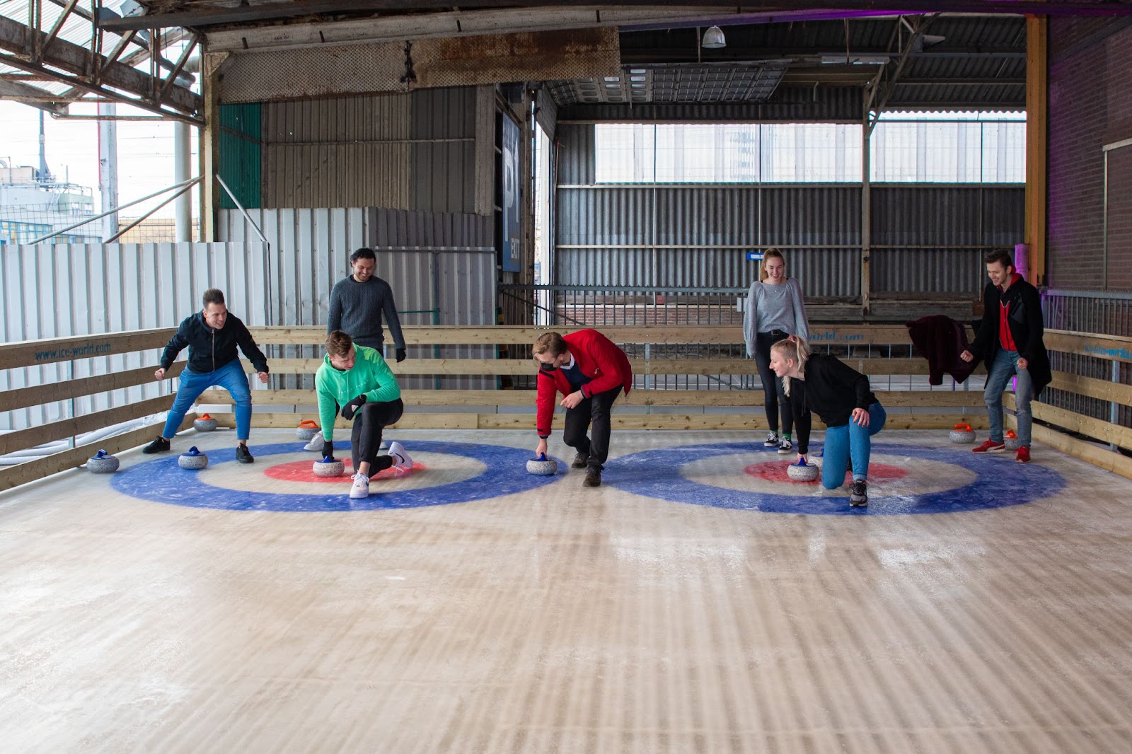 Curling at the Kartfabrique, the leisure center that increased their turnover with 300% since they started with Briq Bookings