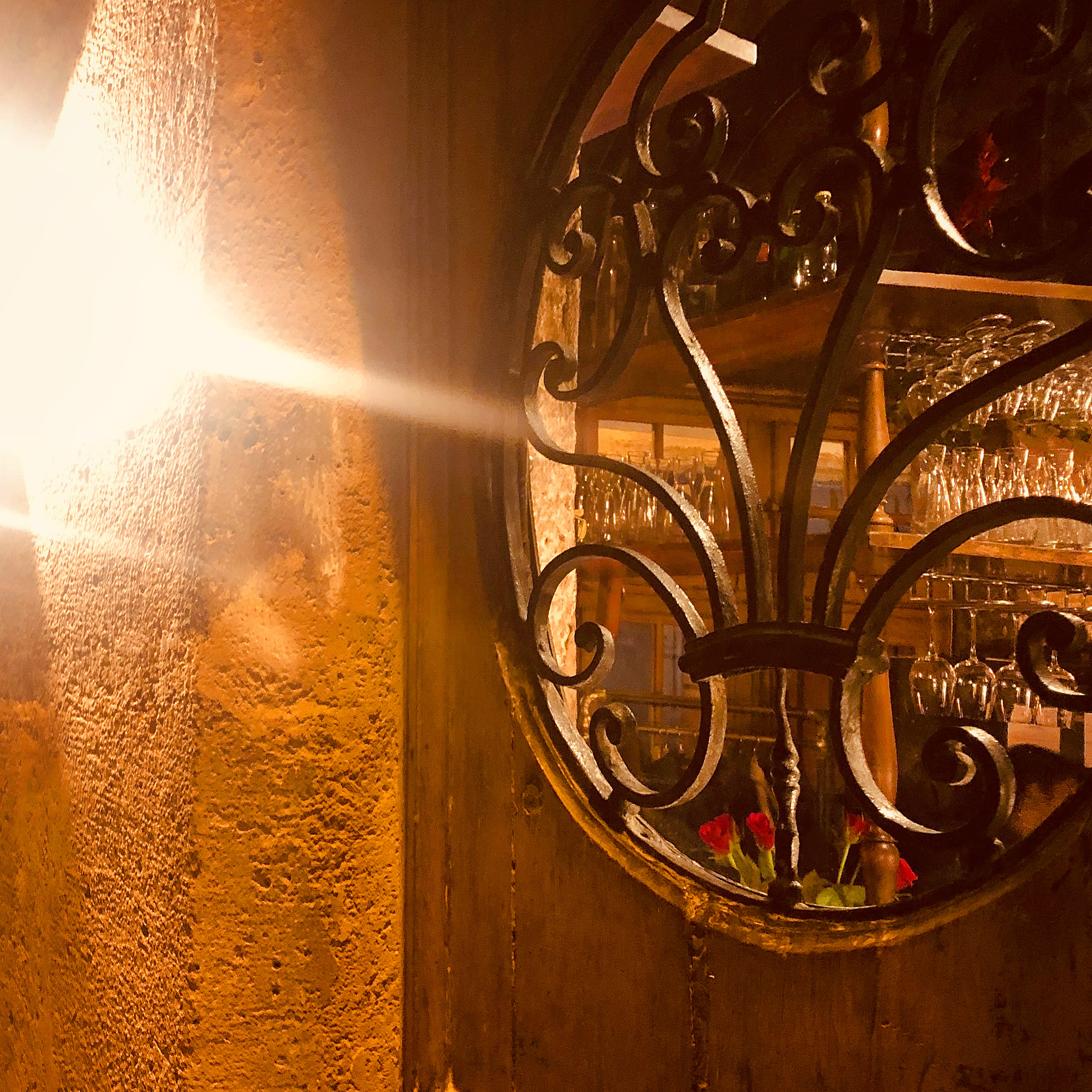 Porte piétonne en bois à mauclair et sa grille en fer forgé du XVIIIe siècle