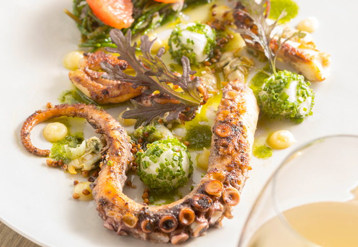 Recettes • Poulpe grillé pommes de terre confites en cendre d’herbes