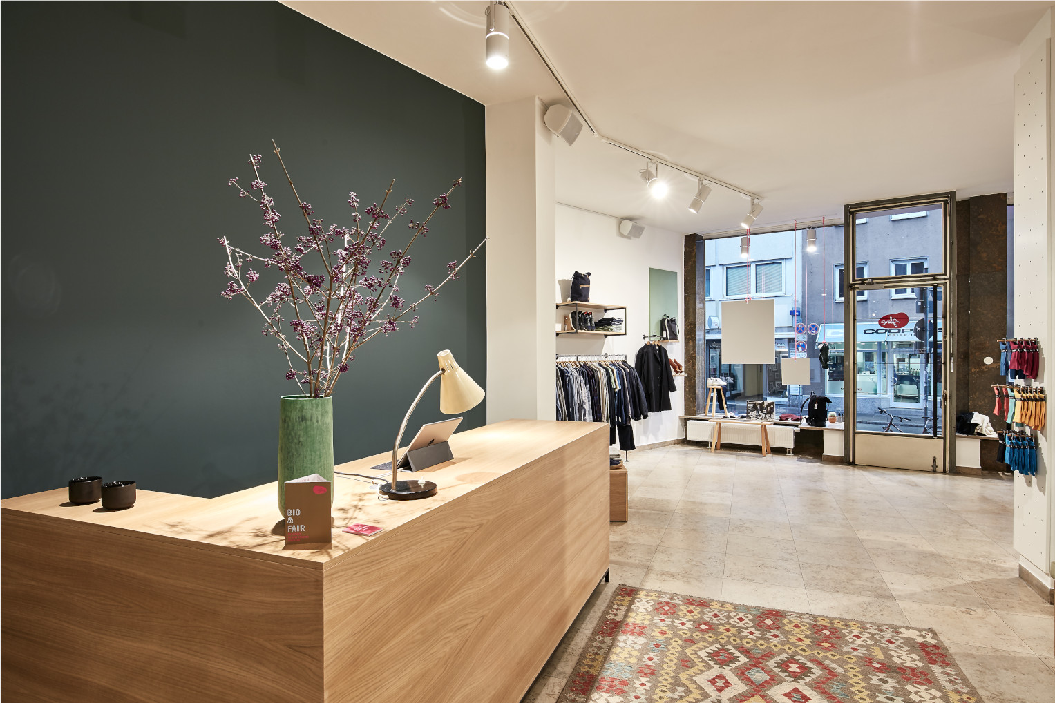 glore - für globally responsible fashion - ist ein Green Concept Store, für Leute, die nicht nur für ihr Aussehen Verantwortung übernehmen wollen.