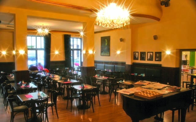 Kaffeehaus im Thalia - ein perfekter Ort im Herzen der Stadt Augsburg. Geöffnet von Früh um Acht bis in die Nacht.