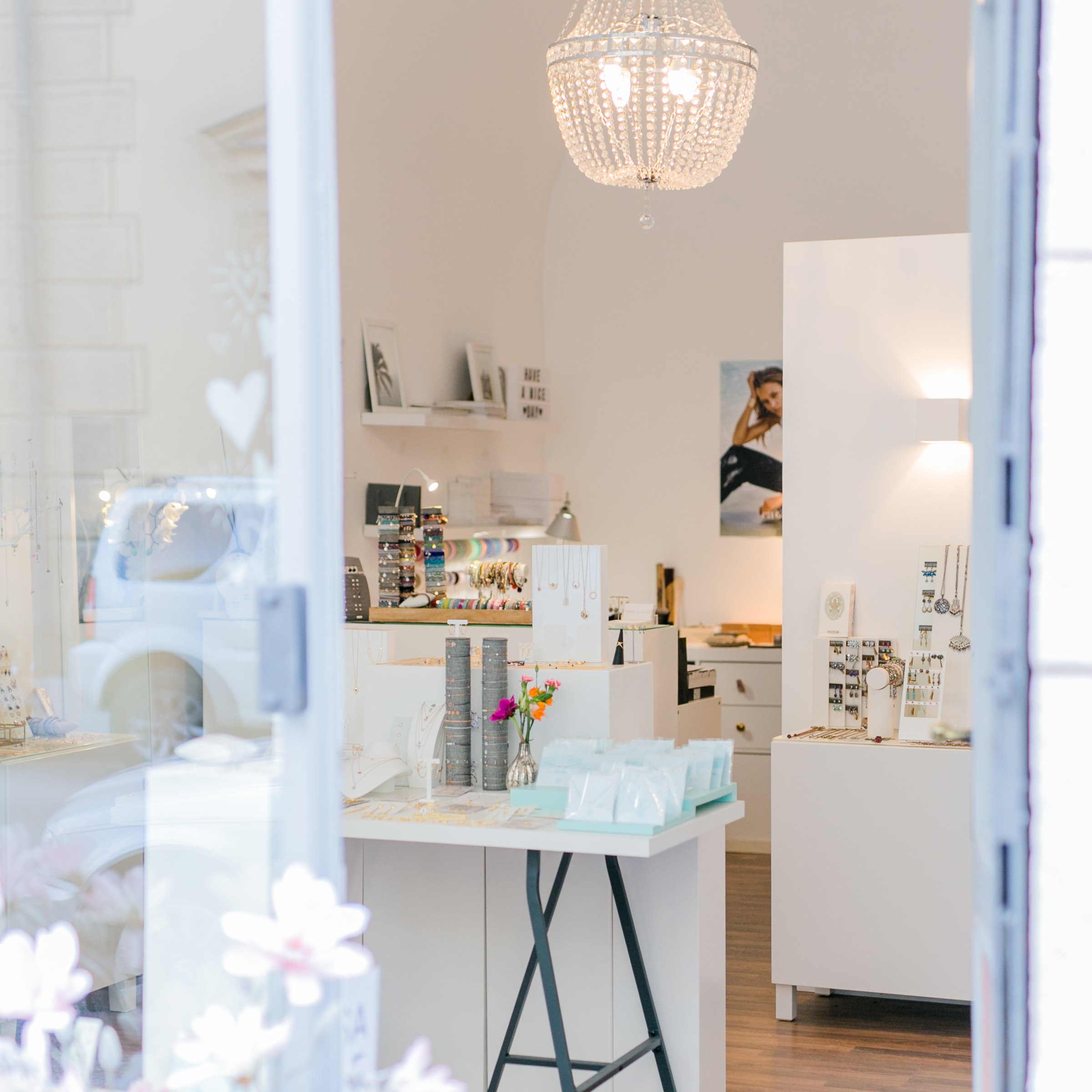 In meiner kleinen Schmuckboutique in Augsburg findet ihr nicht nur Stücke von meinem eignen Schmucklabel LESVAR, sondern auch noch andere wunderschöne und von mir persönlich ausgewählte Modeschmucklabels, die in Verbindung mit LESVAR eine einzigartige Kombination verschiedenster Kollektionen bilden.