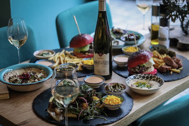 Israeli-Palästinensisches Restaurant mit den besten Hummus und Falafel in Berlin. Wir bieten Hummus-Menüs, Sandwiches und Salate - alles täglich frisch zubereitet!