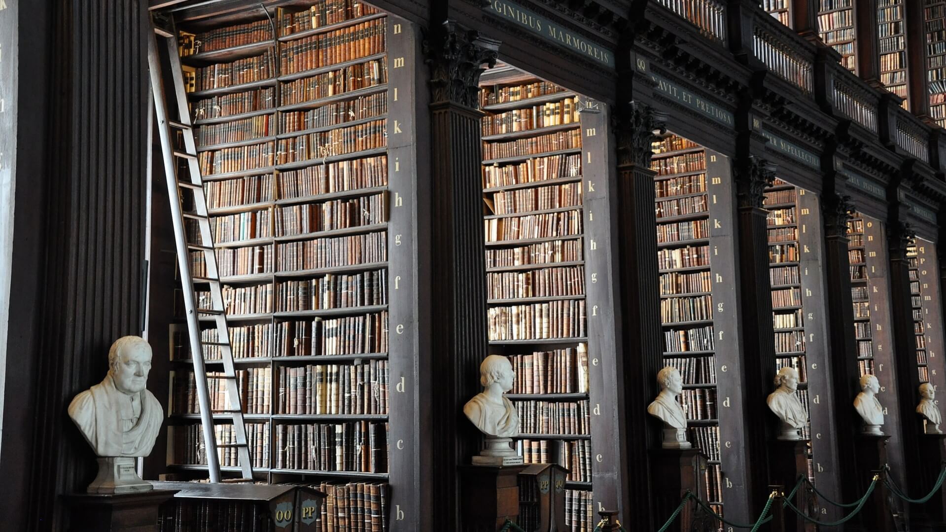 Foto da biblioteca do Trinity College em Dublin, Irlanda