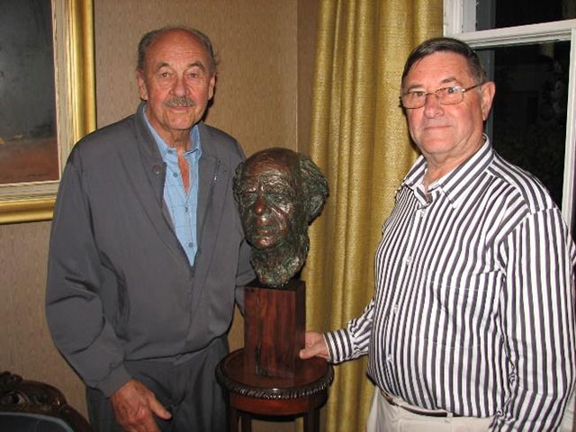 Kunstenaar Pierre Volschenk en Johan Krige by die borsbeeld van Uys Krige