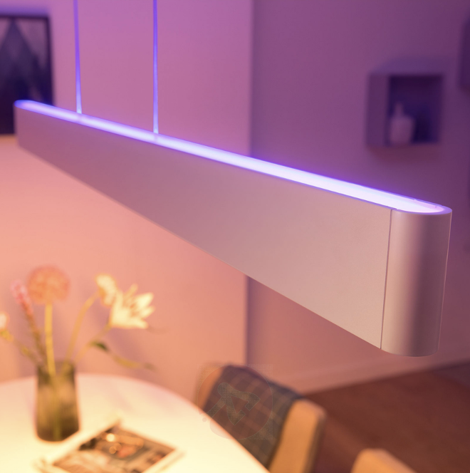 Raum in rosa Licht mit Philips Hue