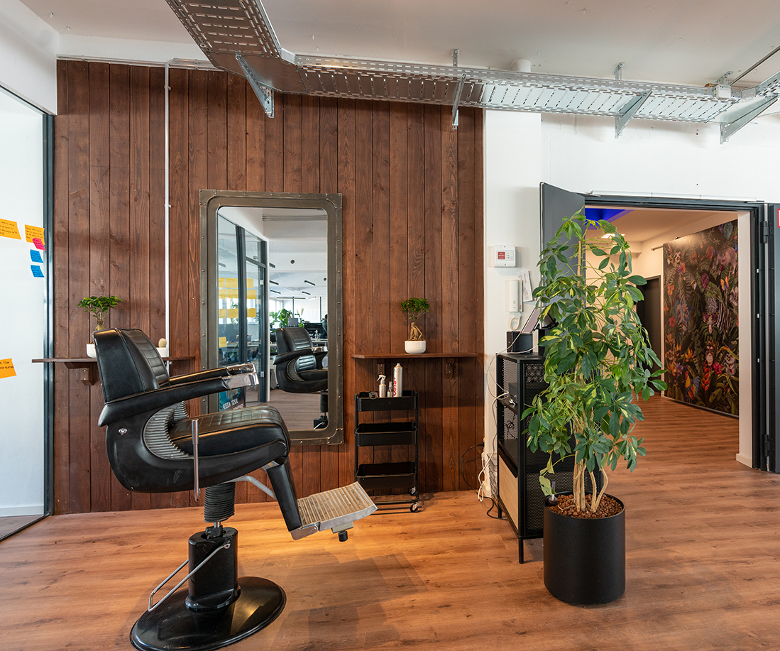 Frisörstuhl im Empfangsbereich der Shore GmbH