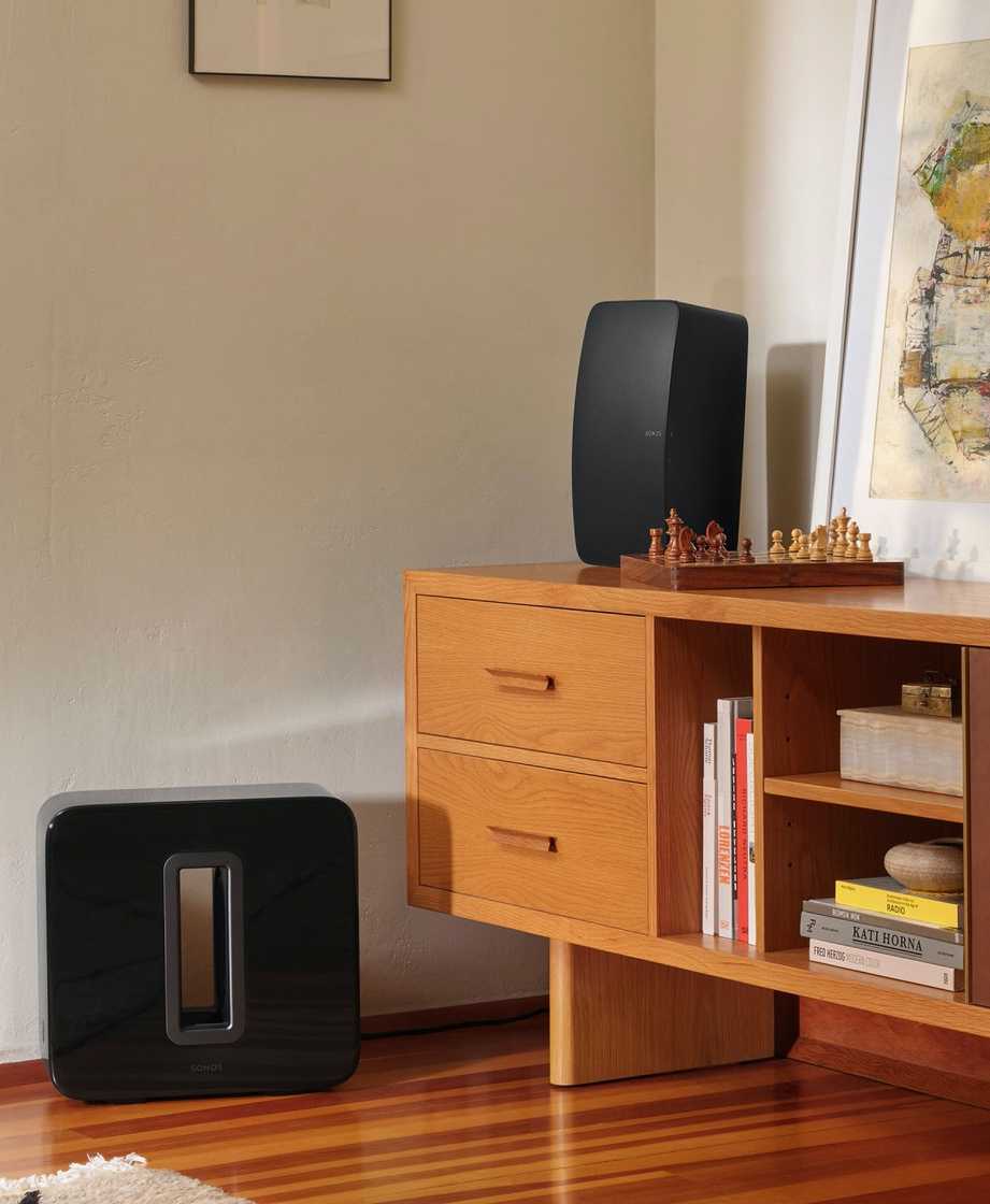 imagen de altavoces Sonos Five y Sonos Sub