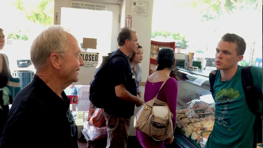 DxE’s Brian Burns confronts Willis in butcher shop.