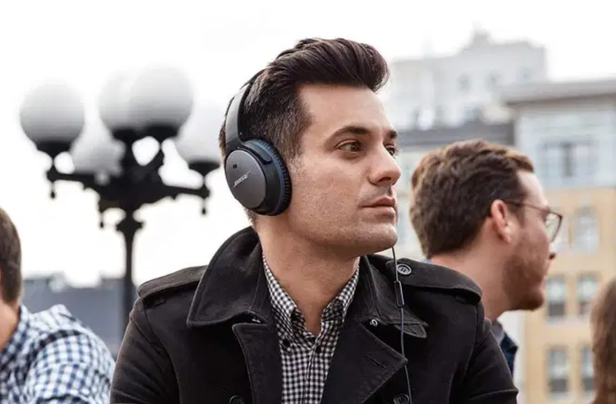 Noise cancelling headphones