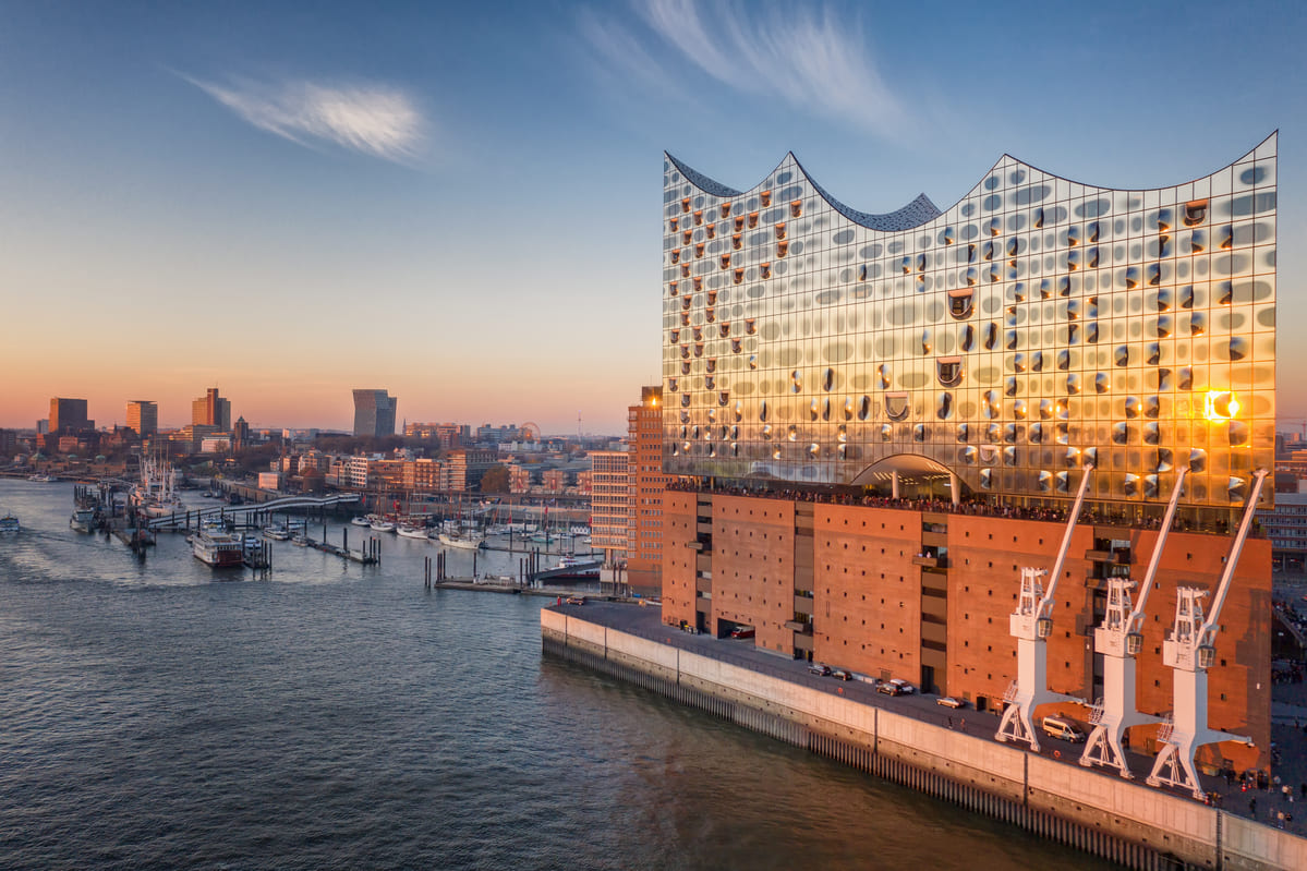 Die Elbphilharmonie in der HafenCity. Hamburgs berühmte Sehenswürdigkeiten