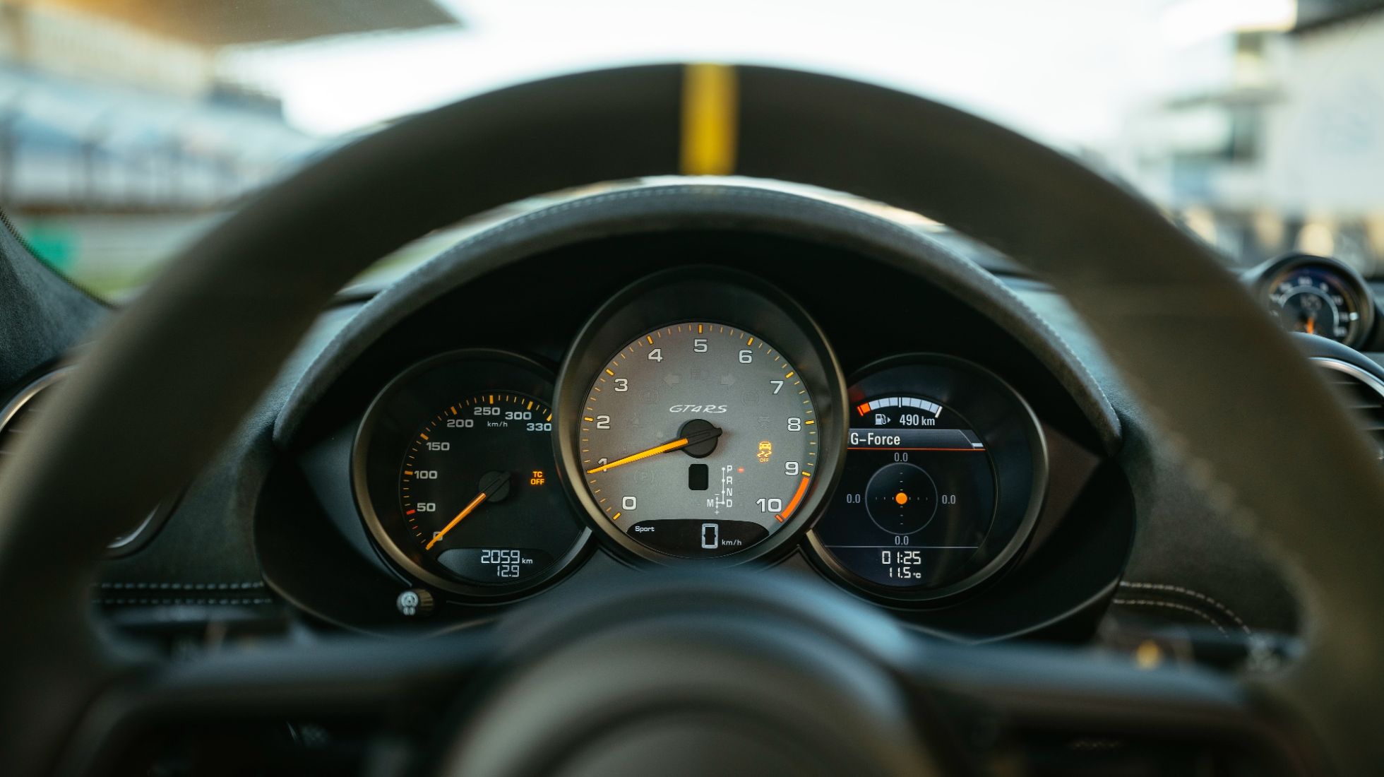 Tacho needle dials all the way to a shrieking 9 000r/min limiter