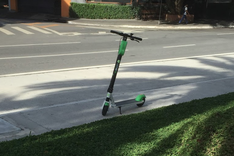 Patinete da Lime estacionado no Morumbi - São Paulo