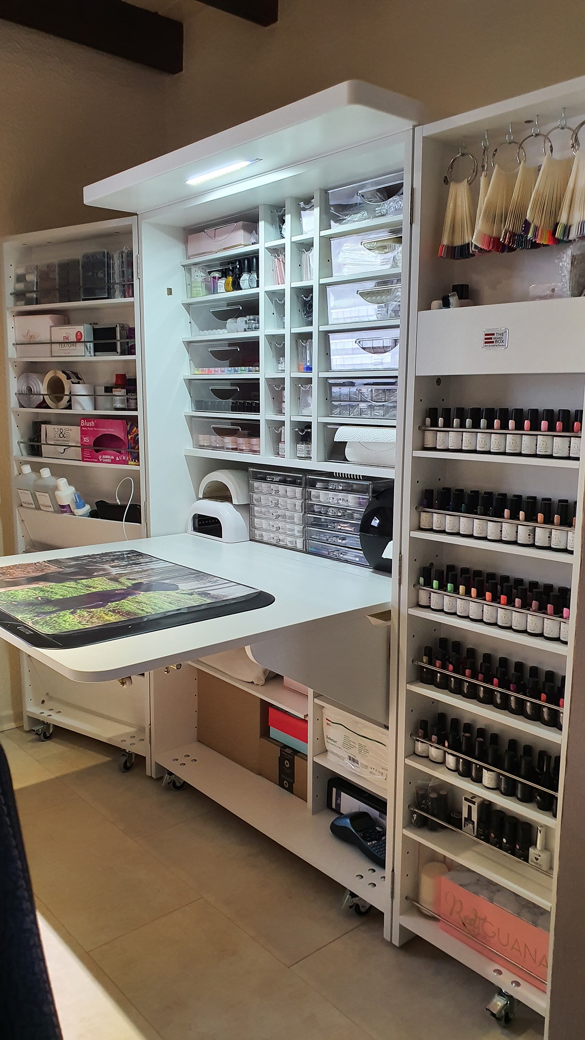 A nail salon ❤