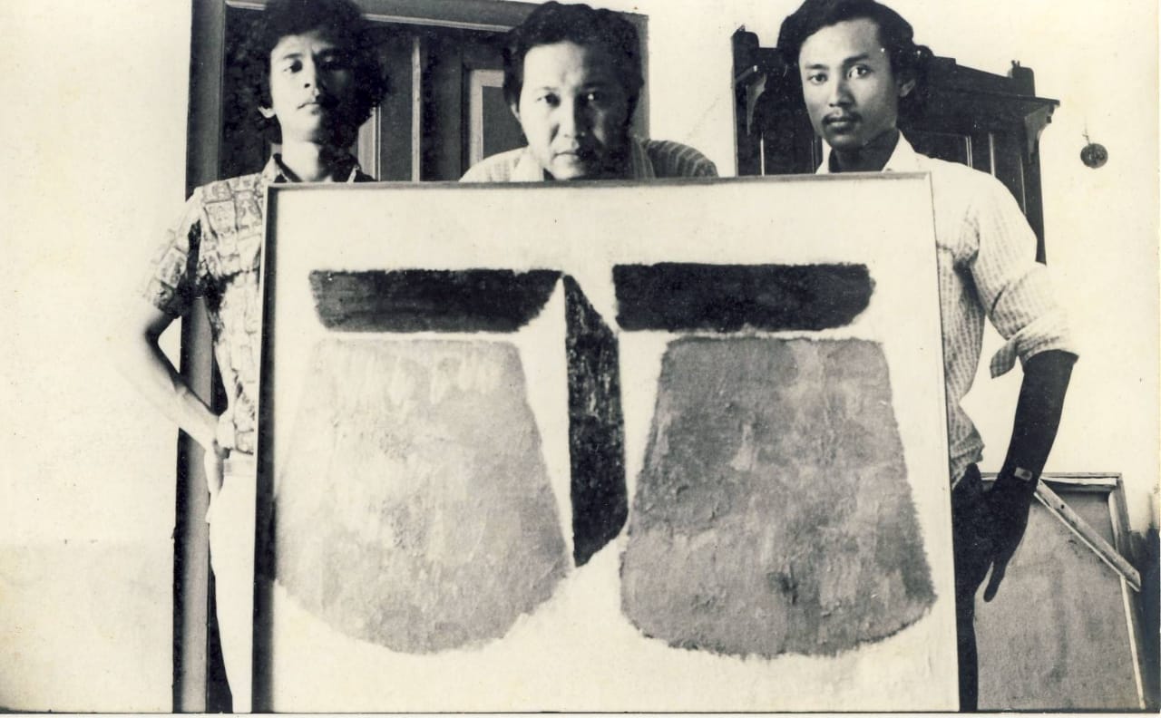 帕里希特诺(Aming Prayitno)、法贾希迪和苏伯罗托(S.M.Subroto)在希迪位于日惹考曼(Kauman)的家中,1969年。图片致谢苏伯罗托(S.M. Subroto)。