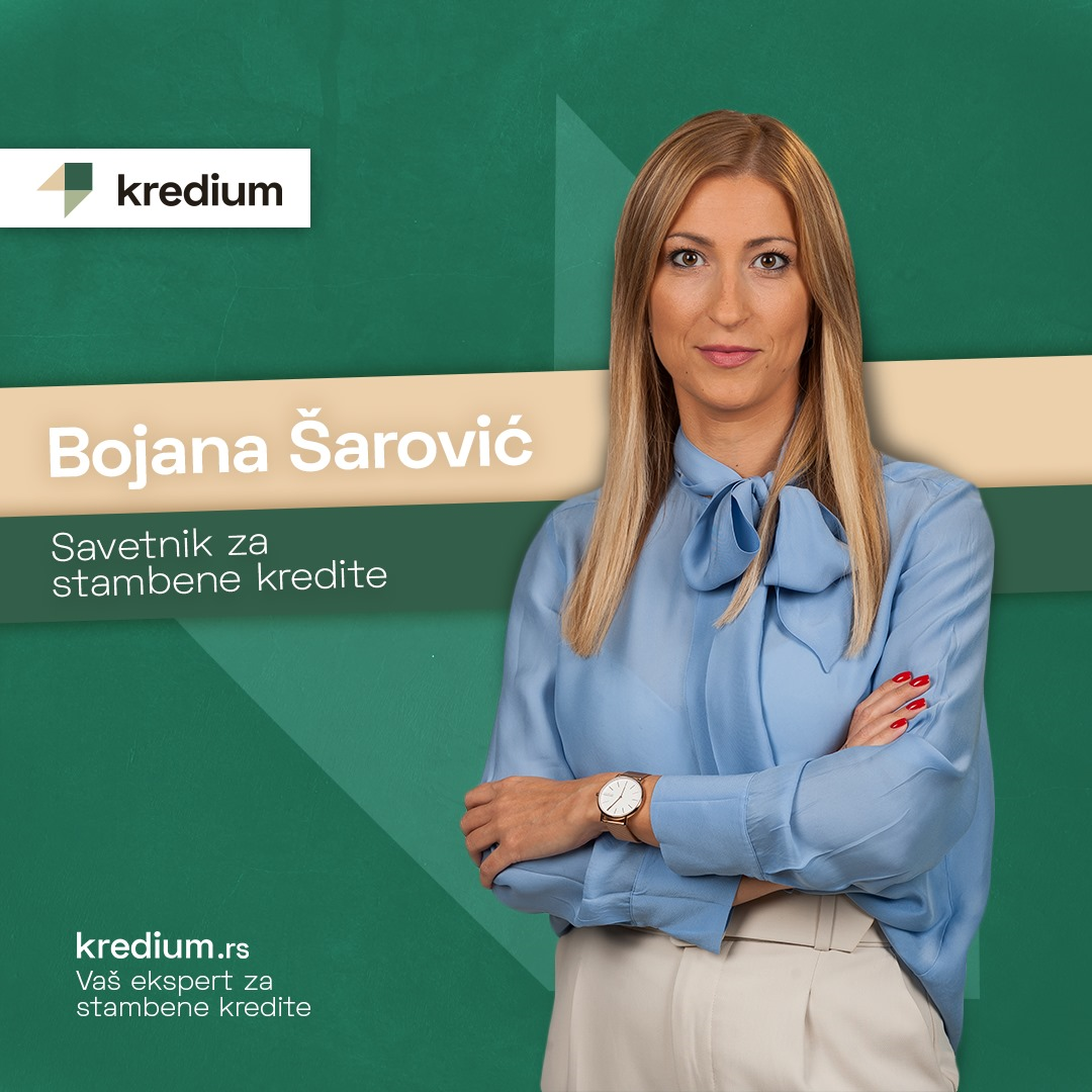 Devojka u plavoj košulji sa plavom kosom i prekrštenim rukama sugestivno gleda u publiku.