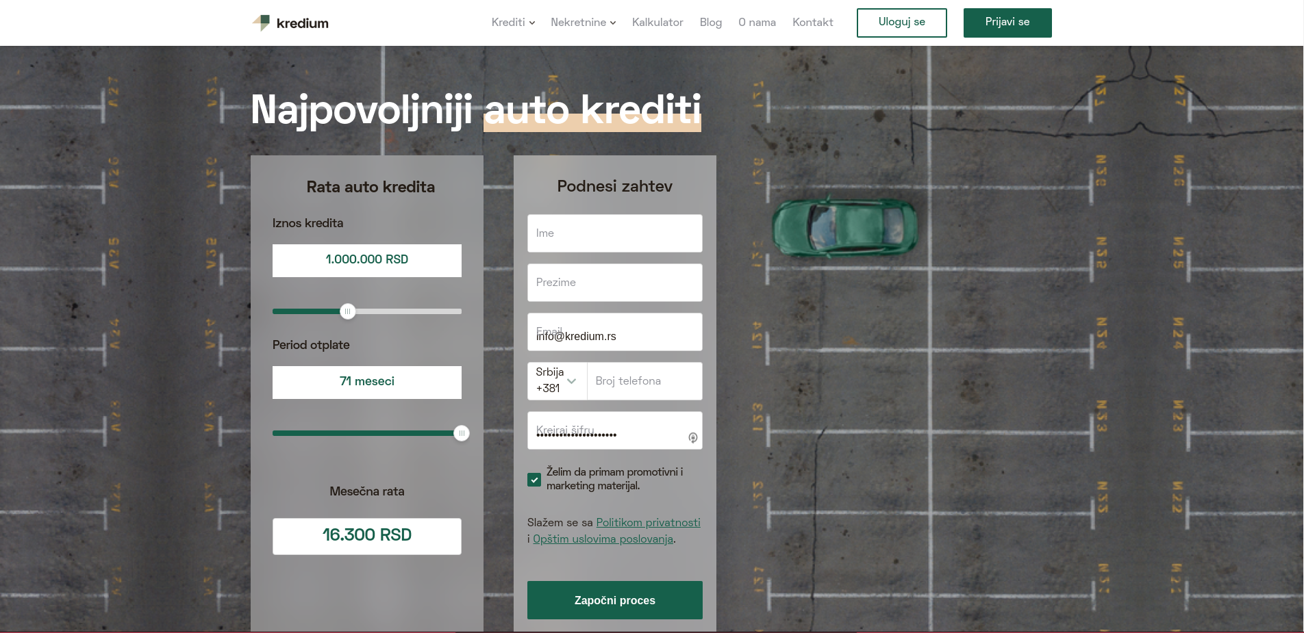 Parking sa jednim zelenim automobilom i kalkulatorom za izračunavanje najpovoljnijeg auto-kredita