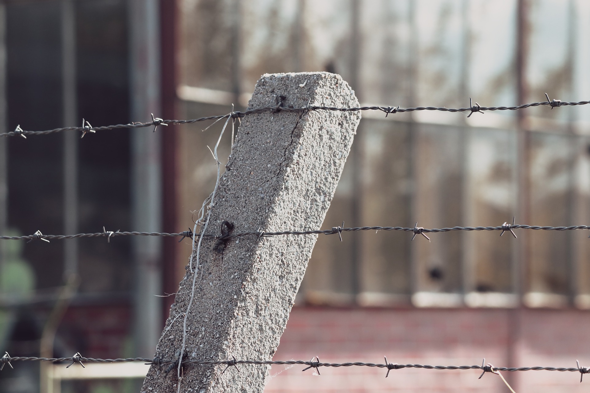 Забор с колючей проволокой. Можно ли на заборе колючую проволоку. Забор с колючей проволокой. Крепление колючей проволоки к столбу. 00.