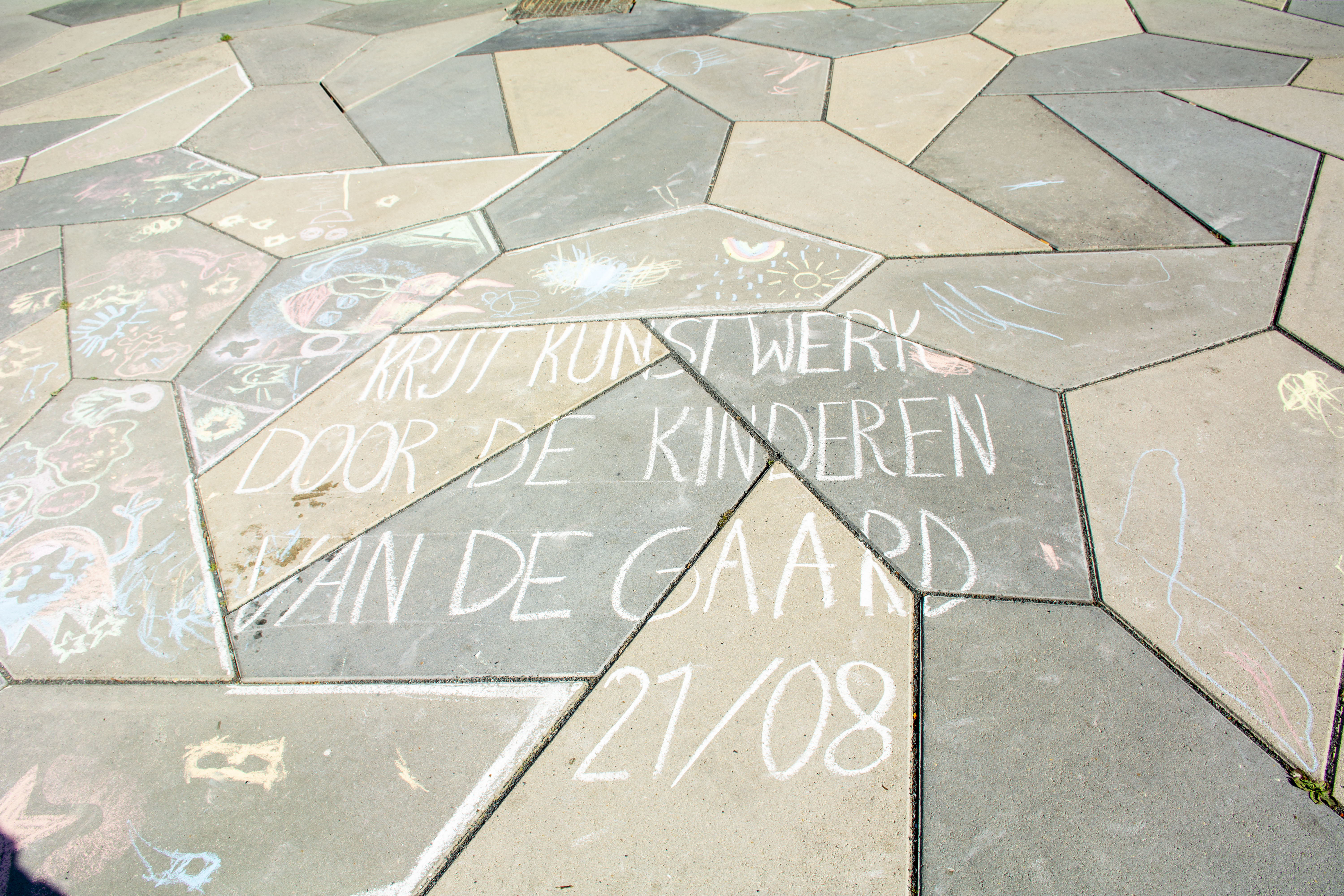 Stoepkrijten met stickers met kunstenares Laura Snijders