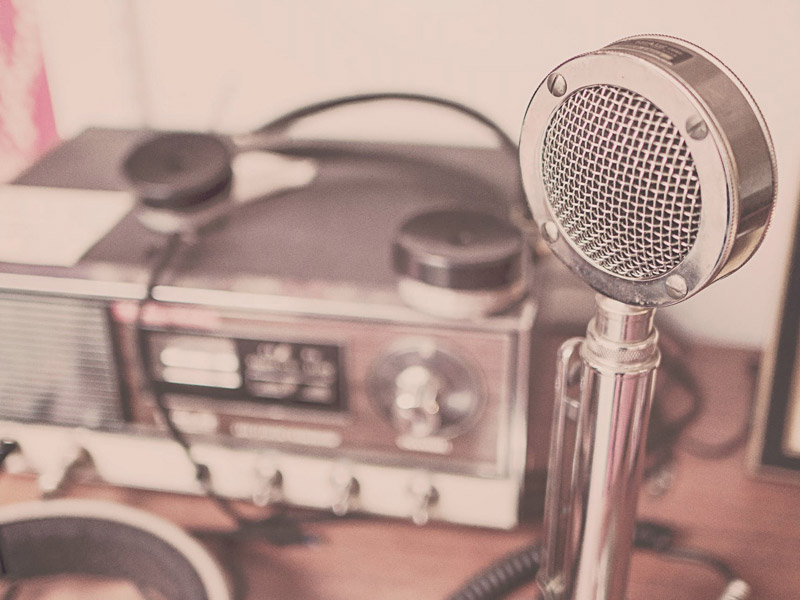 A radio and a microfone.