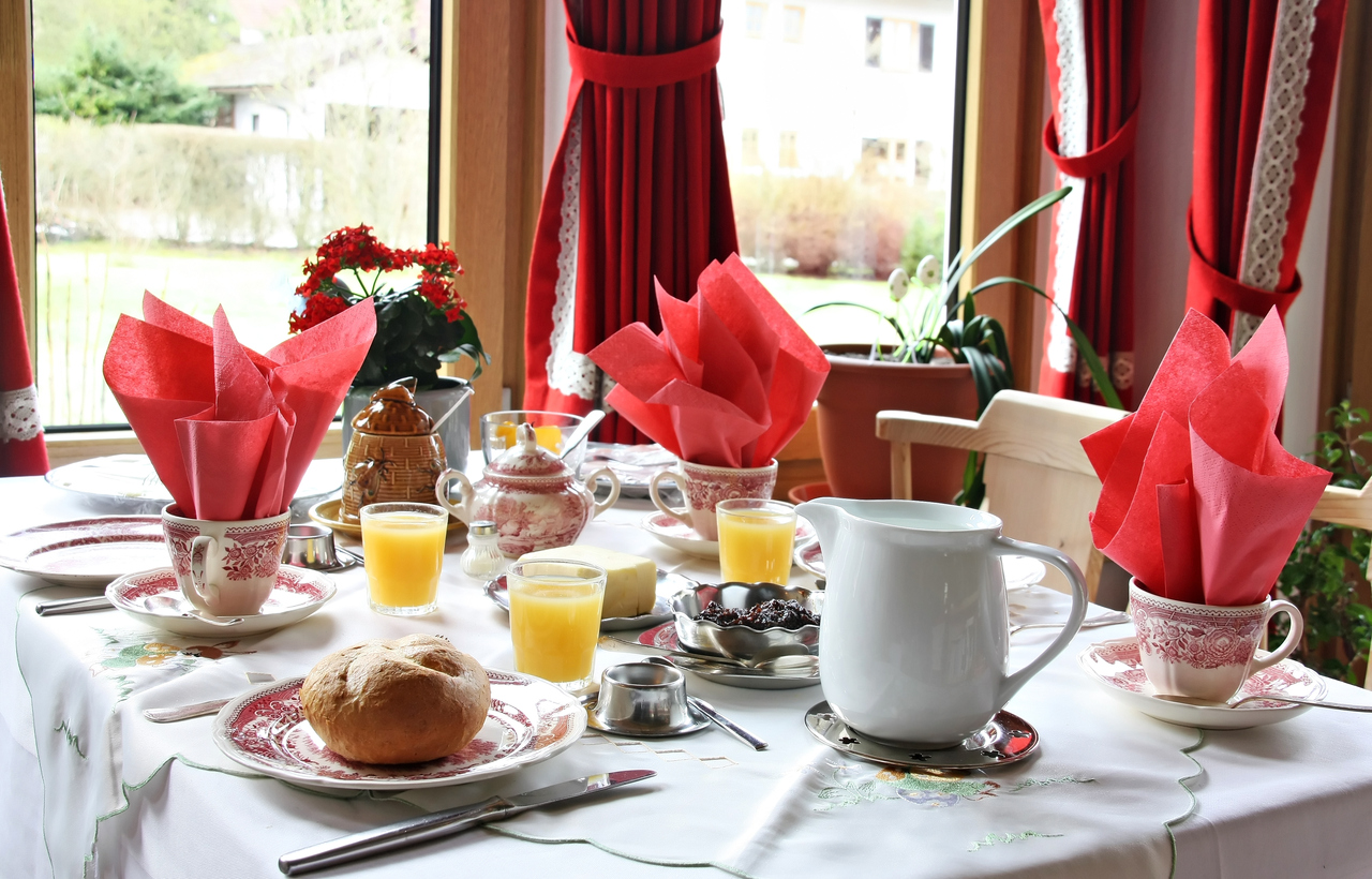 B&Bs Social Breakfast Differs From Private Vacation Rental Properties