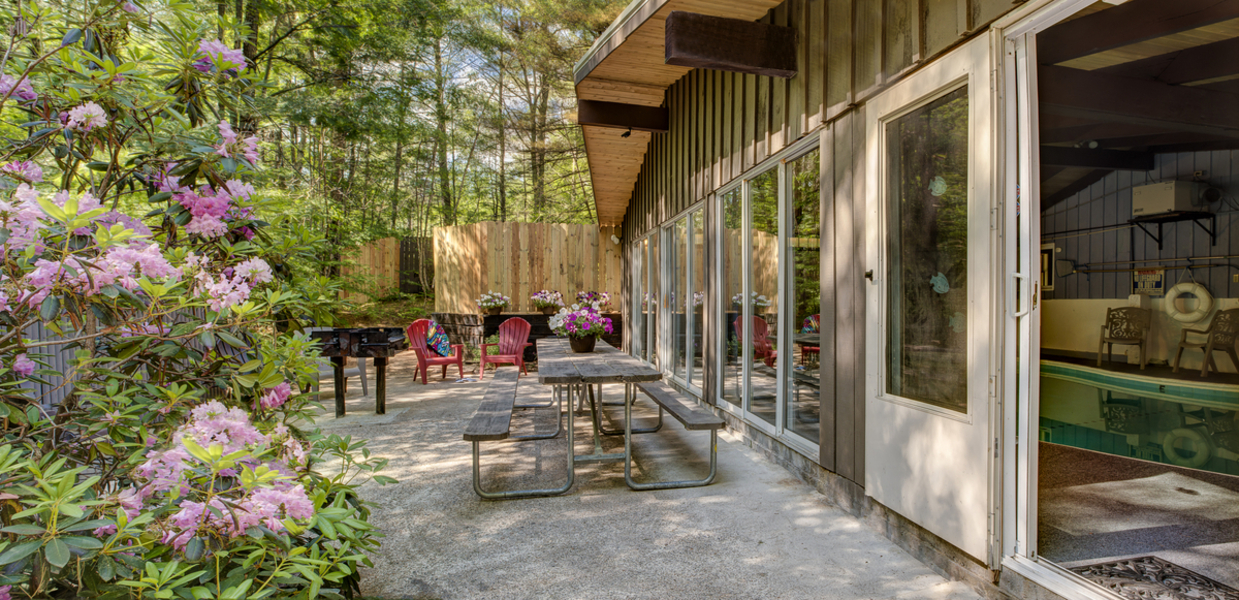 Four Seasons Lodge, Outdoor Patio