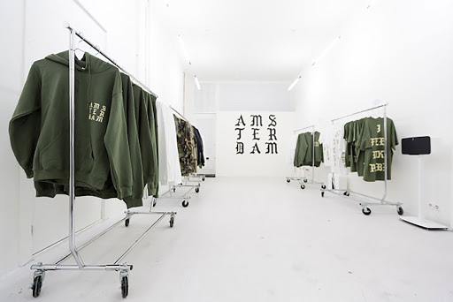 Pop up store de Kanye West à Amsterdam ©StudioHarm