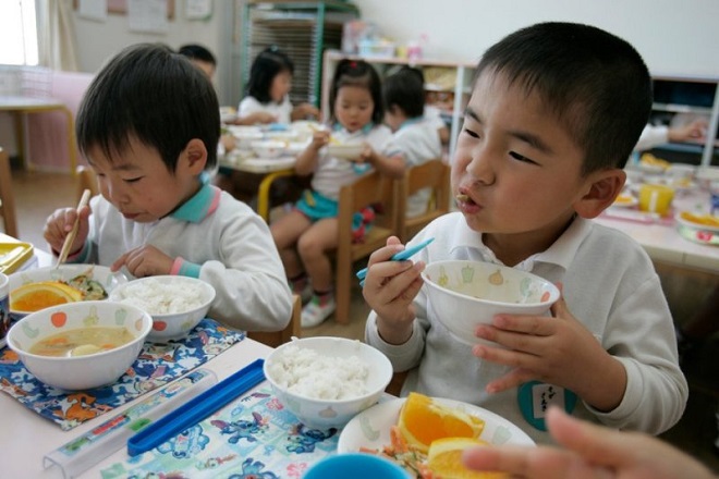 Các em bé người Nhật đang ăn trưa