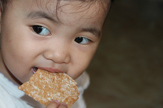 Bé gái ăn bánh quy