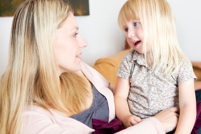 Trẻ nói chuyện với mẹ