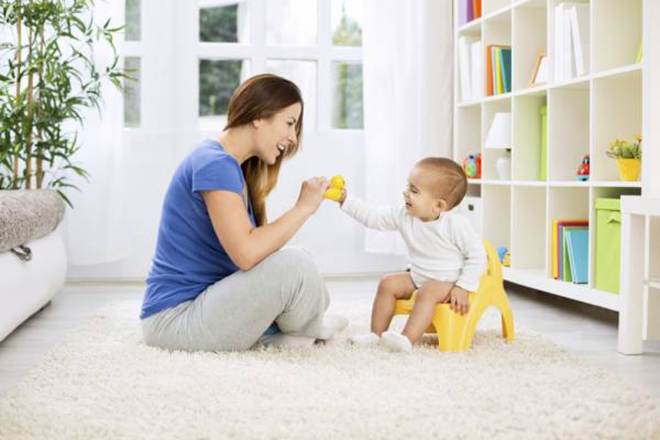 Mẹ đưa đồ chơi cho bé