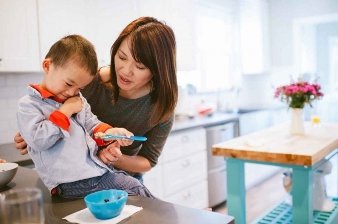 Dạy trẻ tự xúc ăn