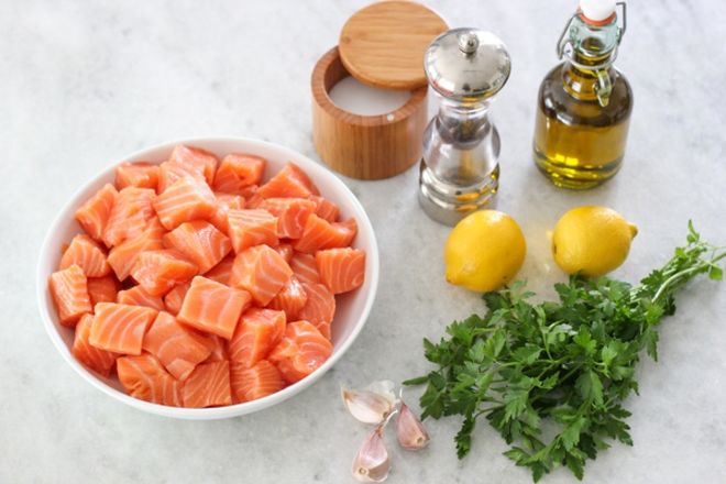 thái cá hồi thành miếng nhỏ
