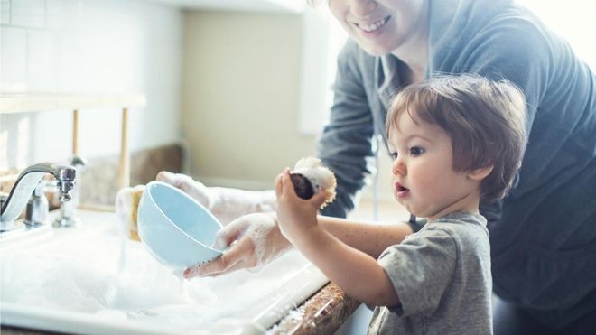 hướng dẫn bé rửa bát