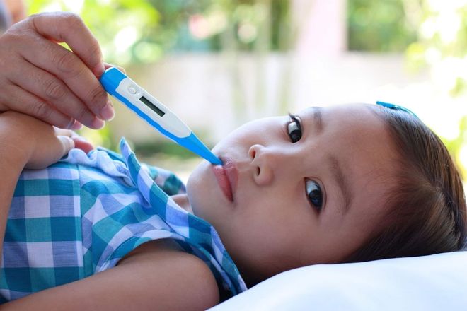 dùng nhiệt kế theo dõi nhiệt độ trẻ bị sốt